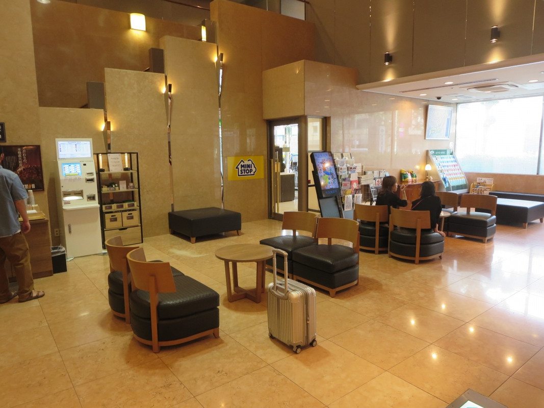 コンビニが隣接するホテルロビーは十分な広さがあります。