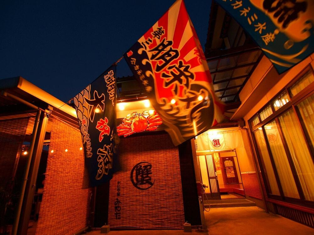 施設の正面 (日没後)