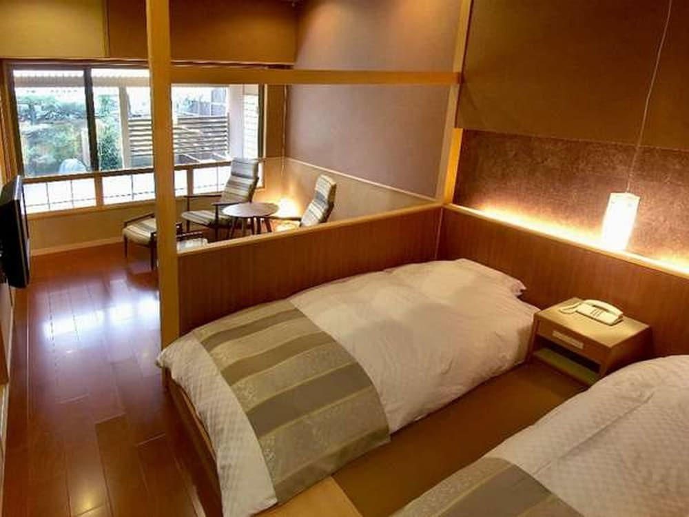 良質な温泉を2人占めできる宿。広々とした回廊庭園に日本茶カフェも♩4254321