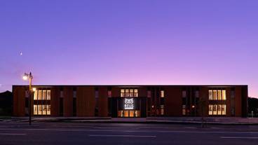 施設の正面 (日没後) / 1