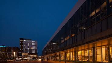 施設の正面 (日没後) / 6