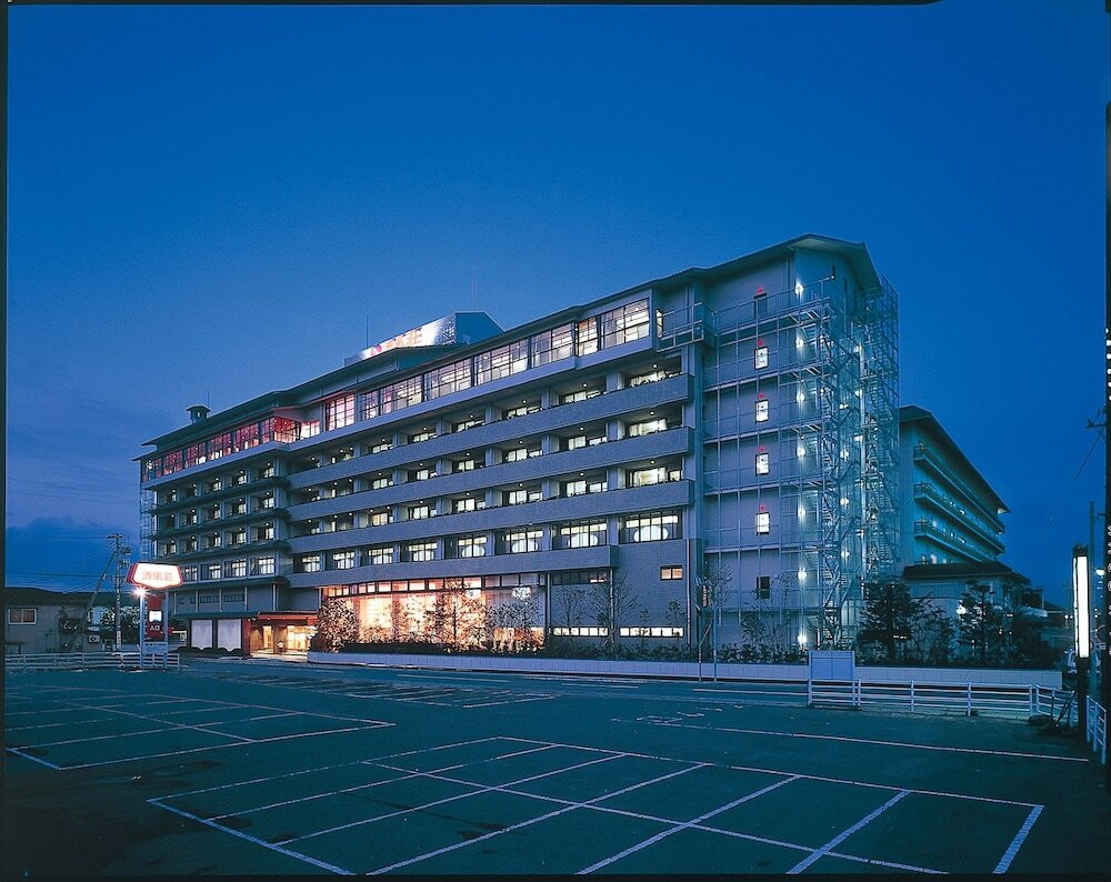 施設の正面 (日没後)