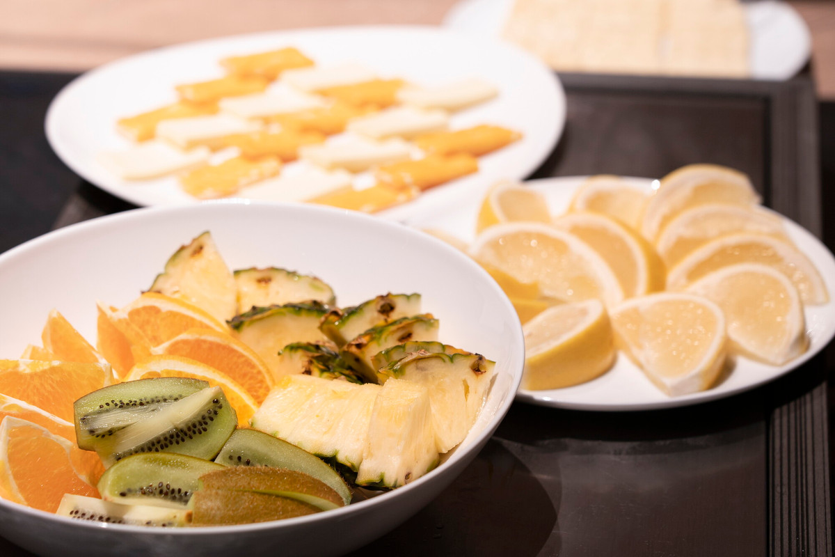 朝食ビュッフェのフルーツ