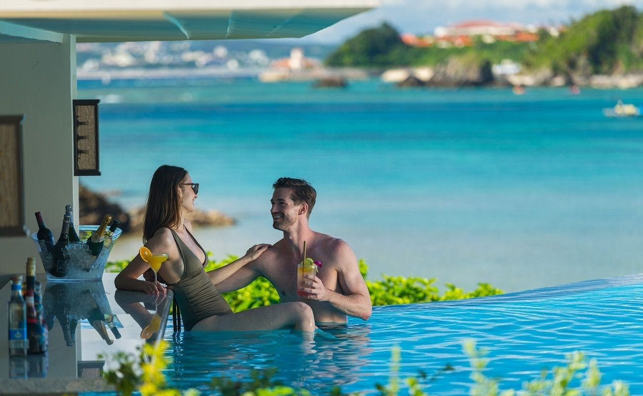沖縄県名護市ブセナにあるリゾートホテルと白いビーチとエメラルドグリーンの海