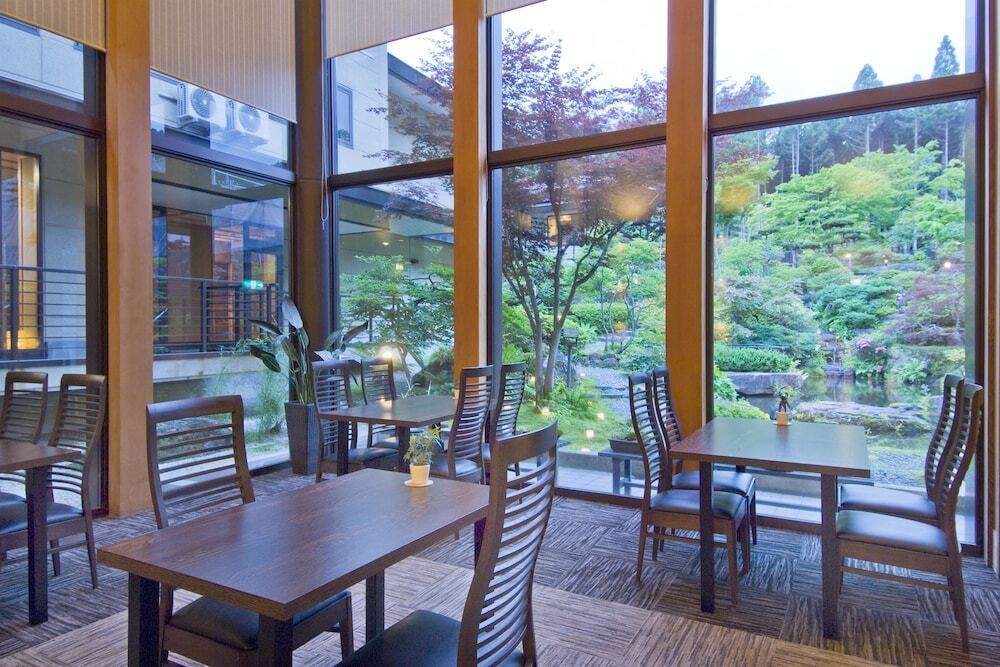 個室が並ぶダイニングレストラン3719752