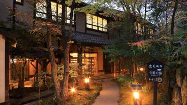 施設の正面 (日没後) / 2