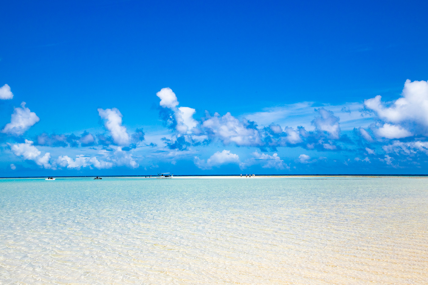 遠くに見える、与論島の幻の砂浜「百合ヶ浜」