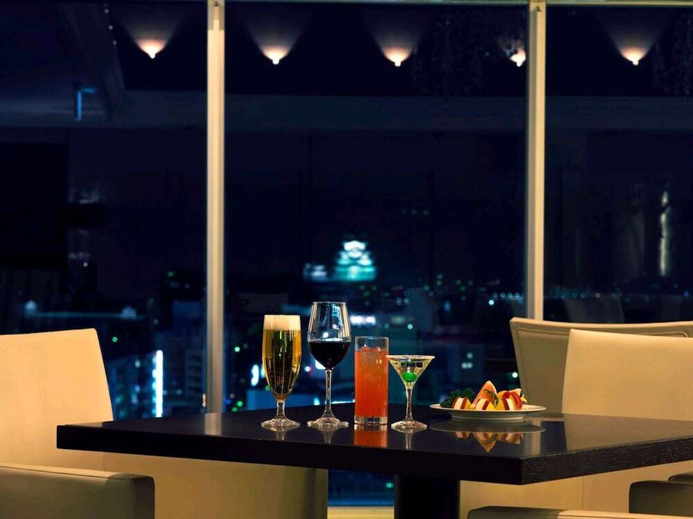 最上階バーで大人の時間を過ごそう3439571