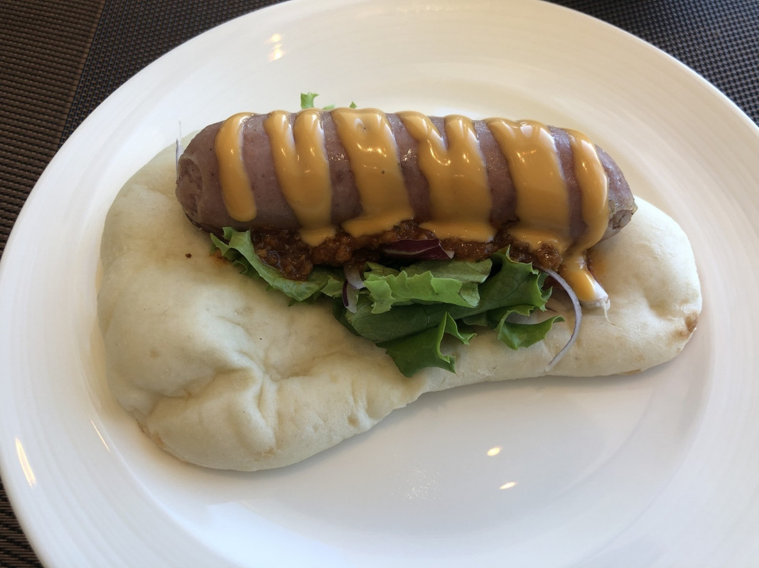 朝食。しまぶたソーセージのナンタコス