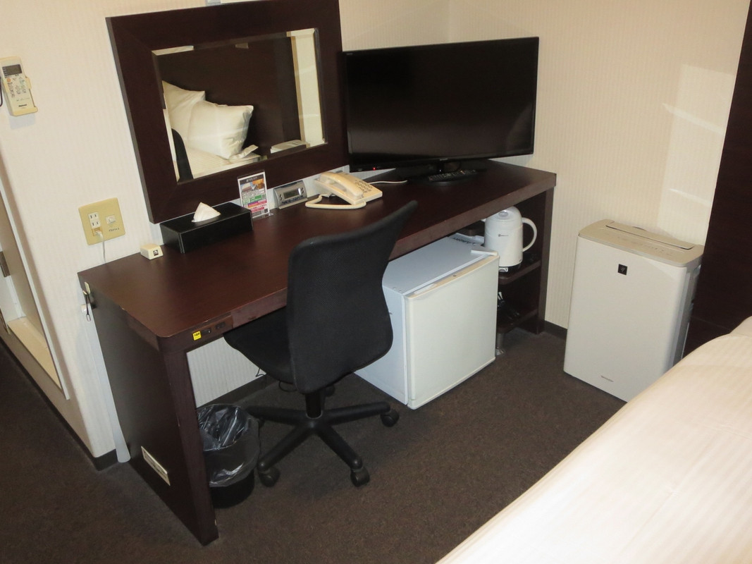 客室内の調度品です。ベッドとの間も適度で利用しやすいです。