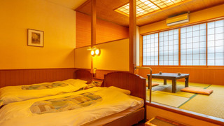 和洋室 シングルベッド2台プラス畳エリア (27 sqm)