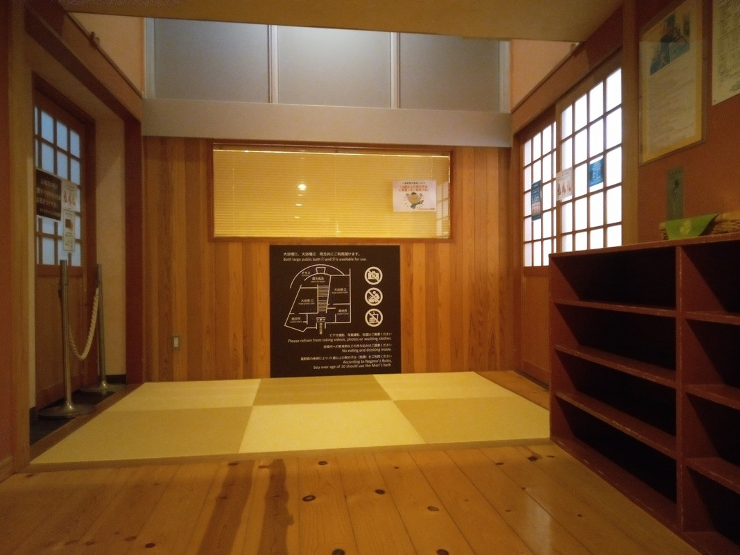 石の湯入口です。左側の脱衣場＆浴室は閉鎖されていました。
