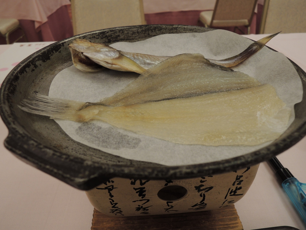 朝食　ハタハタとカレイの一夜干しを陶板焼きで