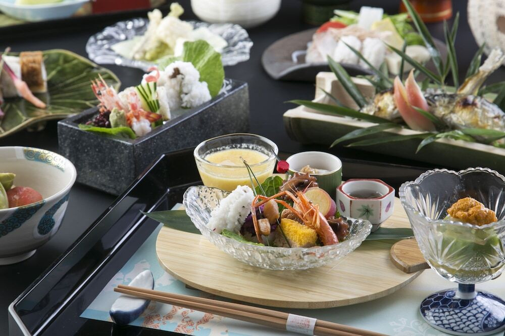 滝と坪庭を眺めつつ、柔らかなお湯を楽しむ4008671