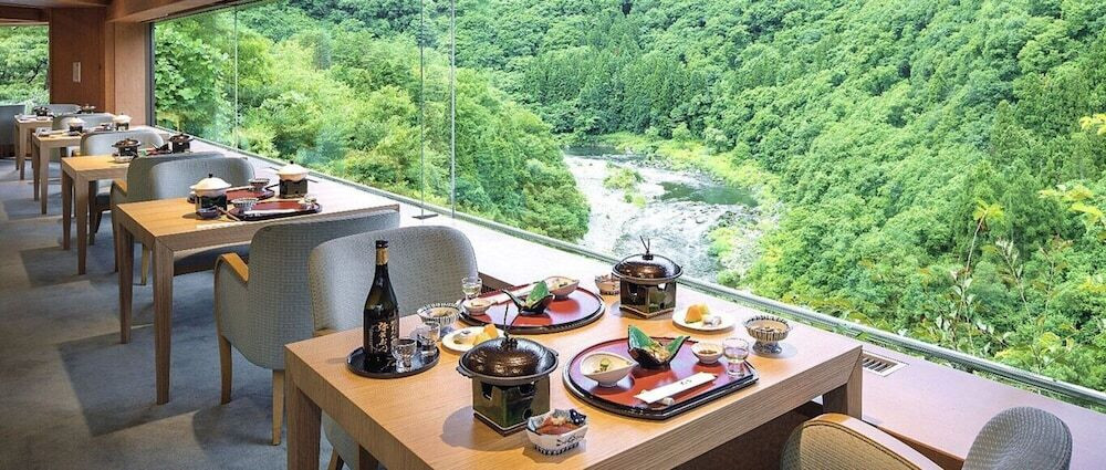 阿賀川の渓流を望みつつ、源泉掛け流しの温泉を堪能3994884