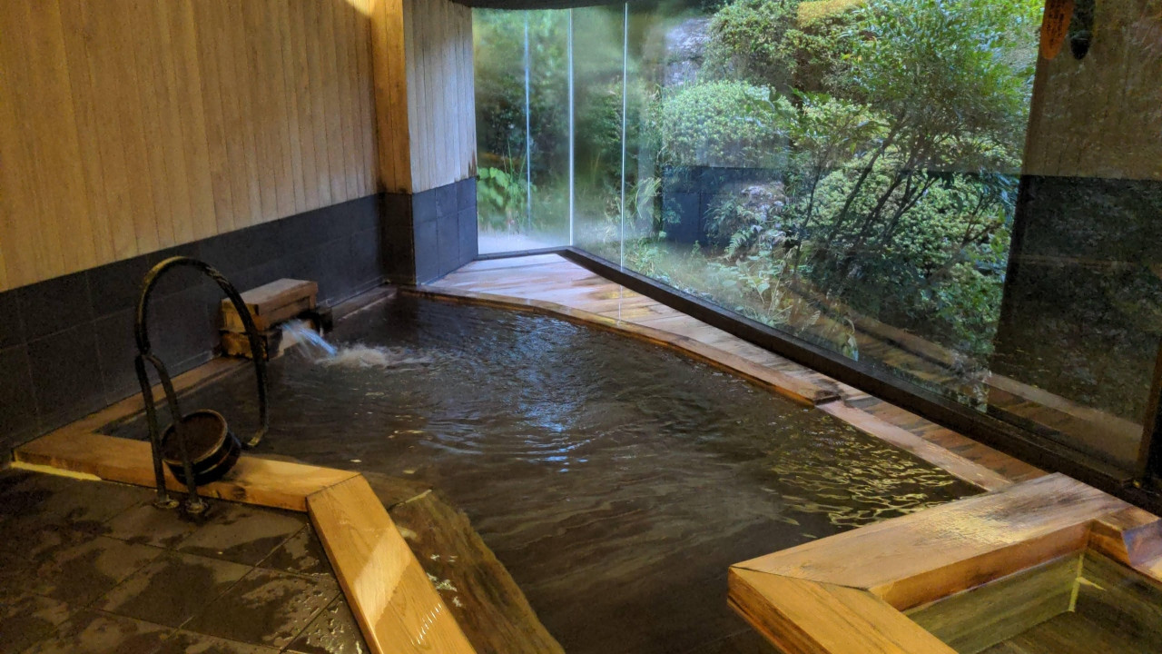 貸切風呂の木風呂は広くてよい