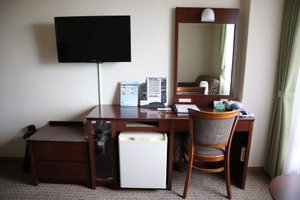 自然光が入る鏡台まわり