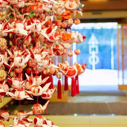 ロビーを華やかに彩る吊るし雛 / 1