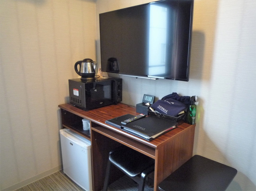 コンパクトなデスクと備品が揃ってます