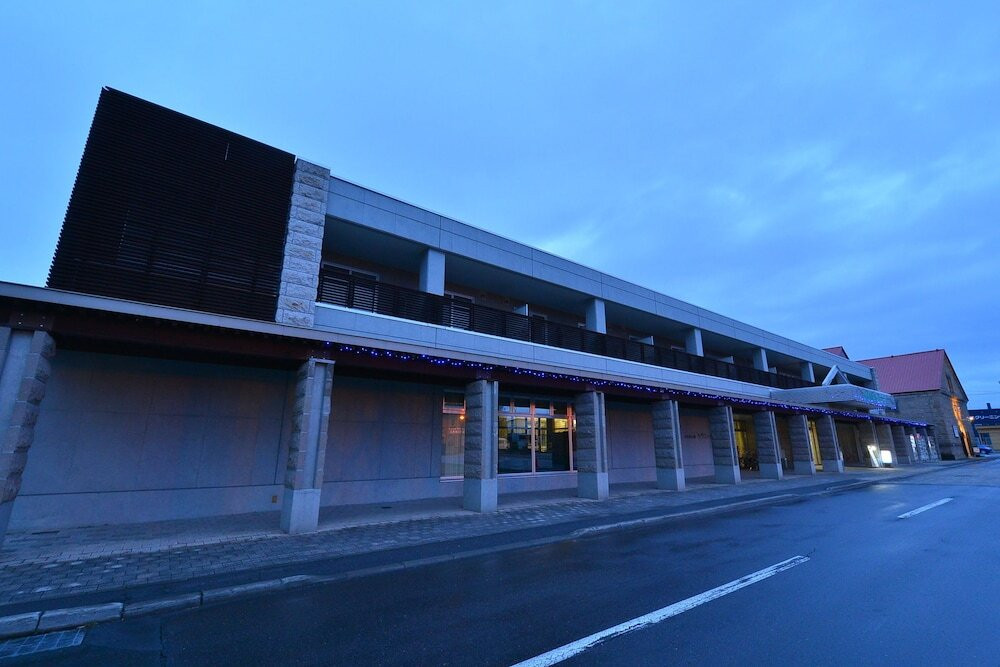 施設の正面 (日没後)