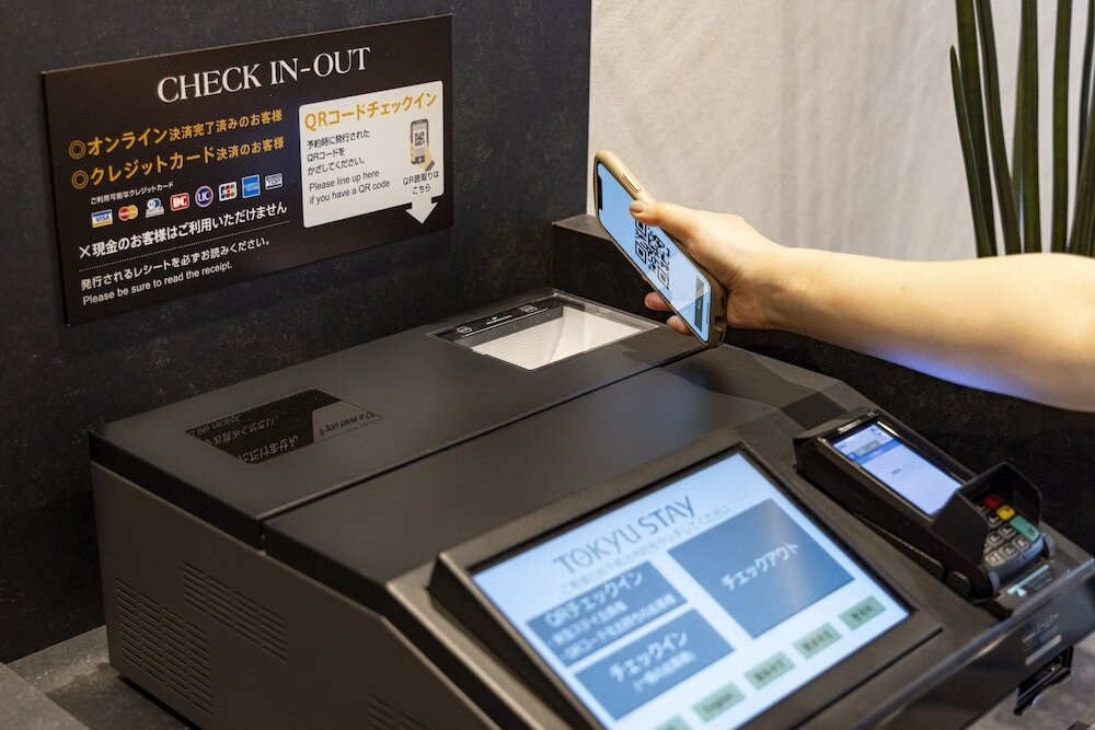 チェックイン / チェックアウト キオスク