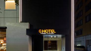 施設の正面 (日没後) / 4