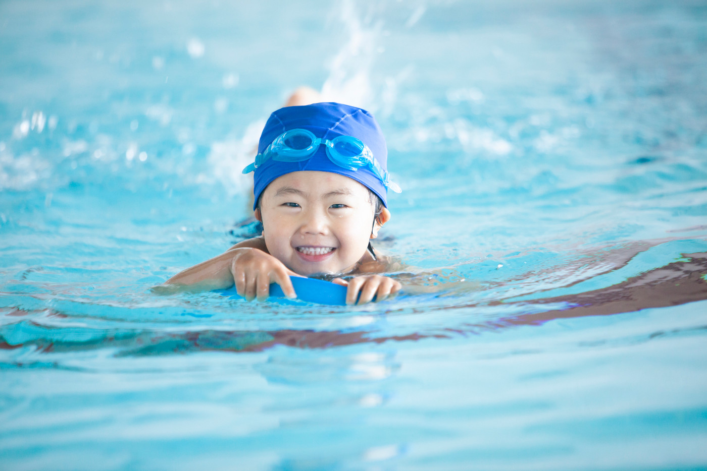 スイミングスクールで泳ぐ男の子