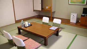 客室内のダイニングエリア / 13