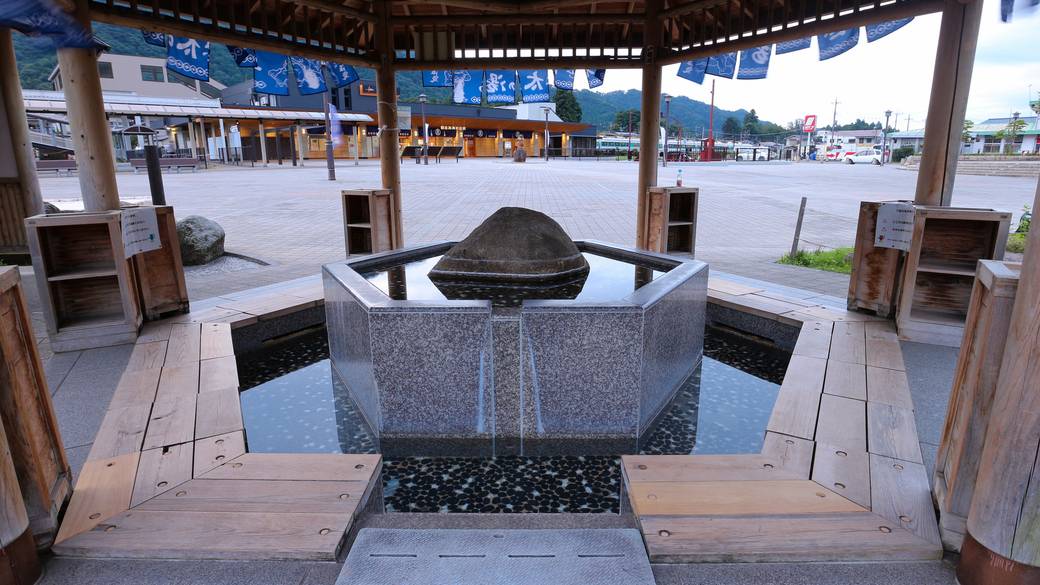 駅前の足湯 / 2