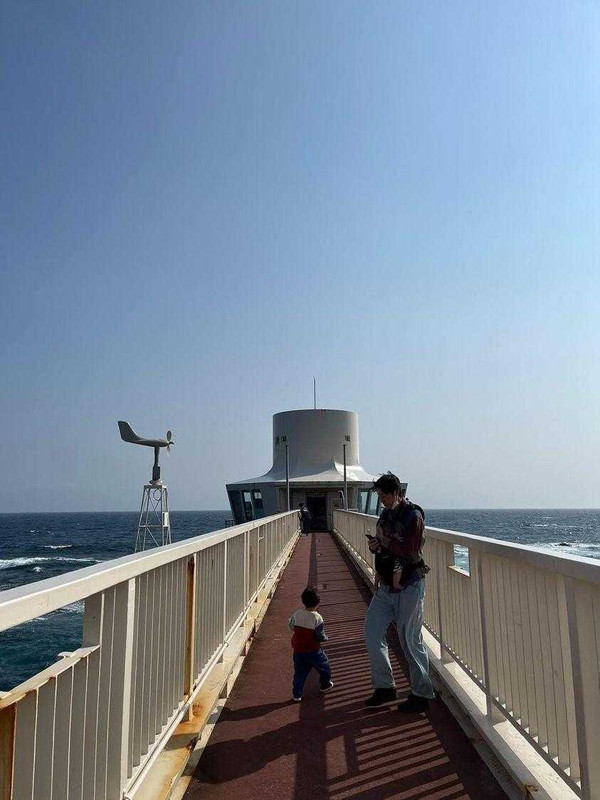 「かつうら海中公園」の海中展望塔へ続く橋。海の上を歩くような開放的な気分に / 2