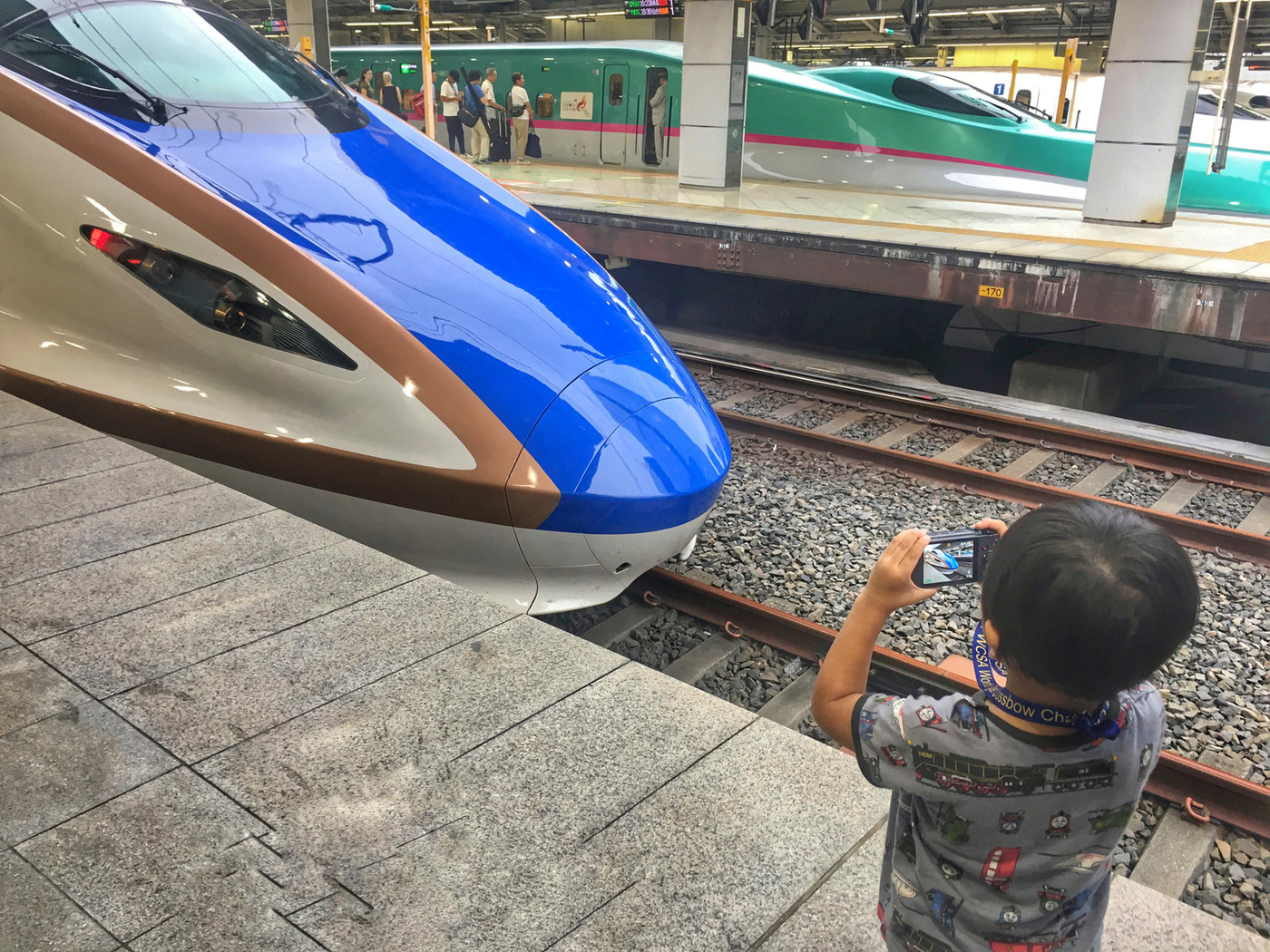 最近カメラに興味を持ったのでデジカメを渡したところ、一生懸命撮っていました。