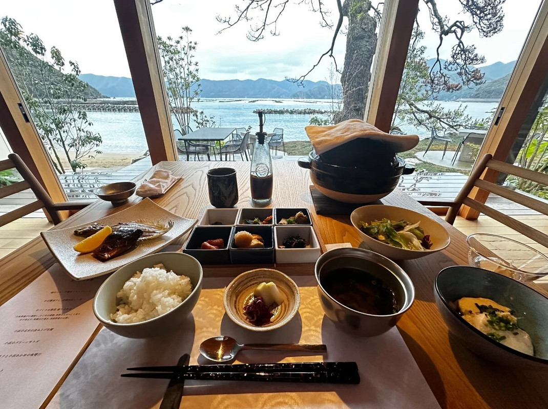 "松永のコシヒカリはふっくらと炊き上げられ、おこげもしっかり。一粒一粒が大きくてクセのない甘味でした。結局3杯もいただいてしまいました"とmikotabiblogさん / 2