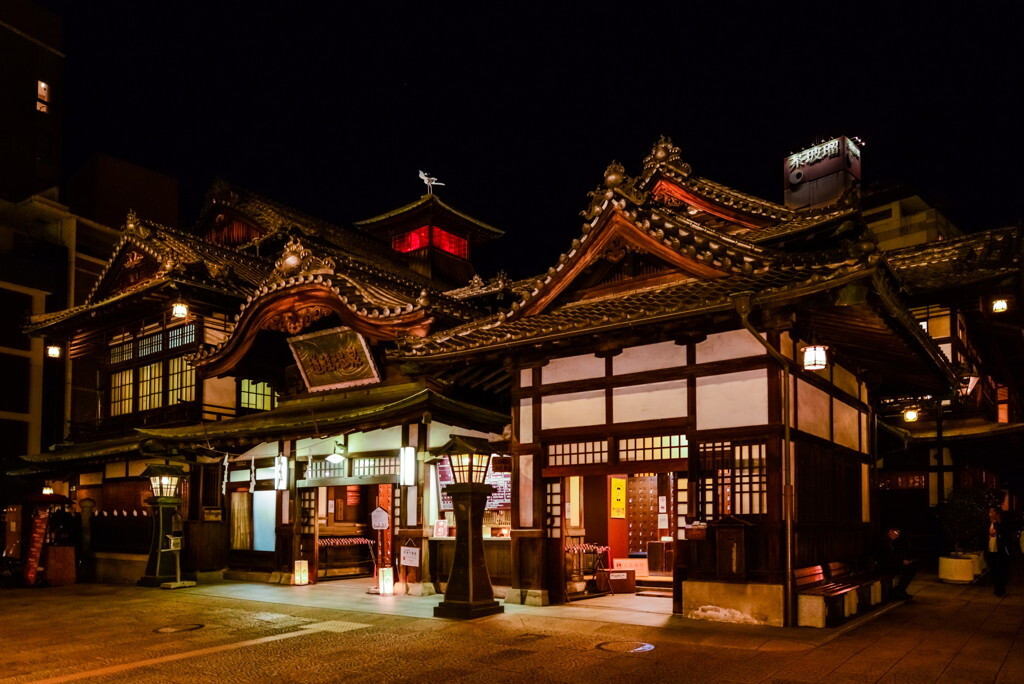 レトロさを楽しむ！「道後温泉本館」3968122