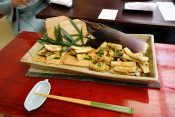 「金田中 新橋」 料理 26514674 魯山人の大皿に盛られた焼穴子刷毛紫 と筍木の芽焼