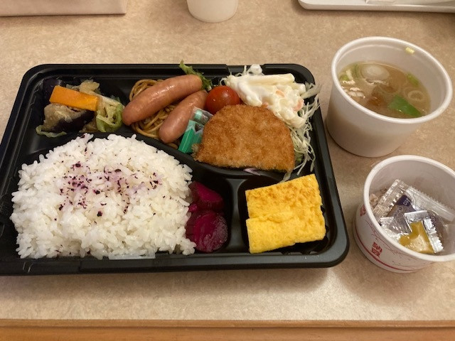 朝食は弁当もあります。味噌汁と納豆をテイクアウトしました。
