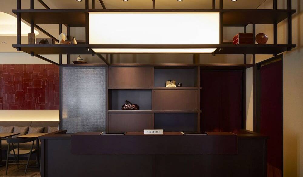 落ち着きあるフロント / 2