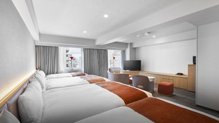 ジュニアスイートルーム ダブルベッド 2 台およびシングルベッド 2 台 喫煙 (4ベッド)