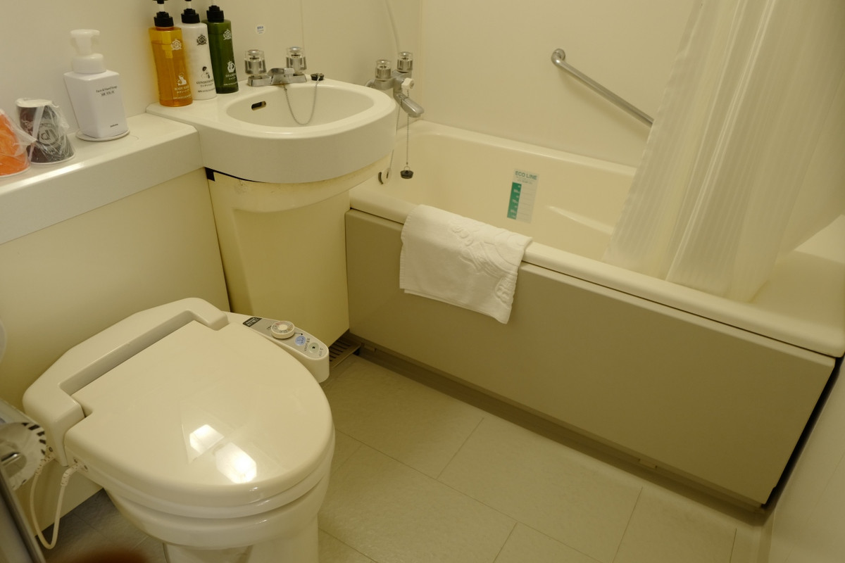 ユニットバスも広めですが、温泉に入った方が良いです。