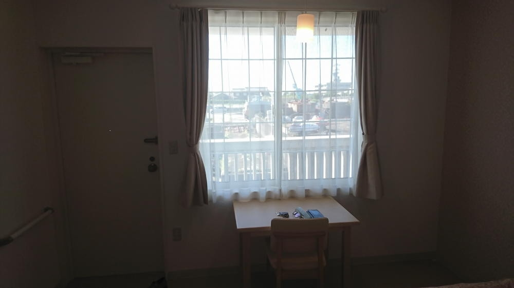 窓の前にも小さなな机あり。隣はドア