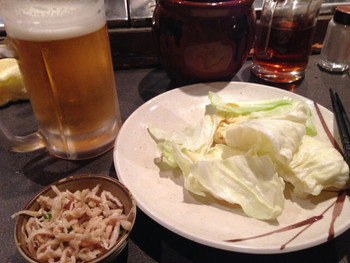 「信秀本店」 料理 38365524 とりあえず、このキャベツと酢モツが出てきます。