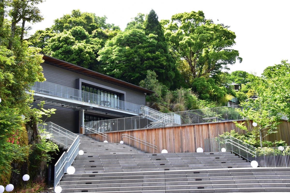 万葉公園内「湯河原惣湯 Books and Retreat」