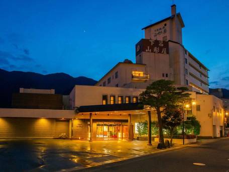 飛騨川沿いに佇む丹心の老舗宿 下呂温泉山形屋 / 1