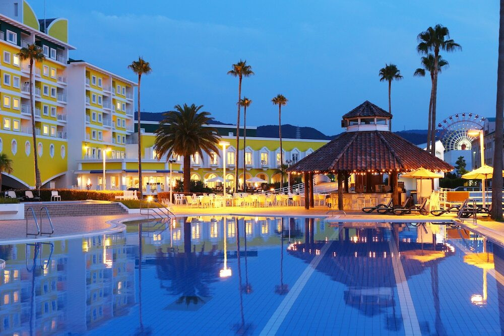 プールからテーマパークの観覧車が！異国情緒あふれる客室にうっとり4056192