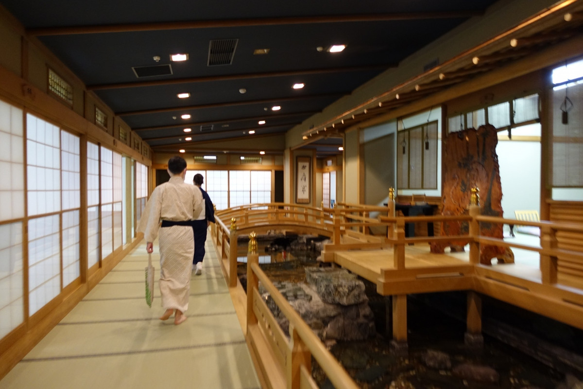 個室の夕食は数奇屋造りの食事処「古扇亭」