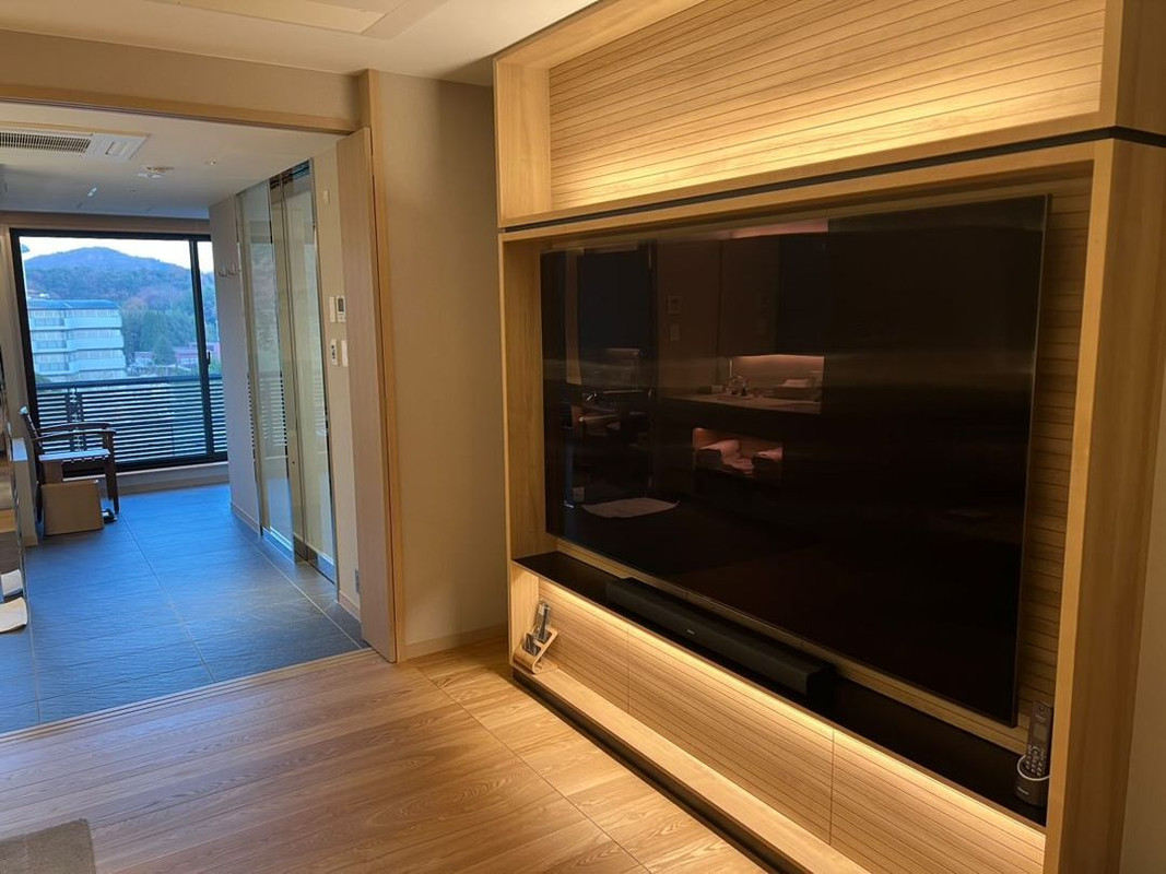 東館客室は、85型TVと本格的なサウンドバーを完備。ホームシアター気分を楽しめる / 1