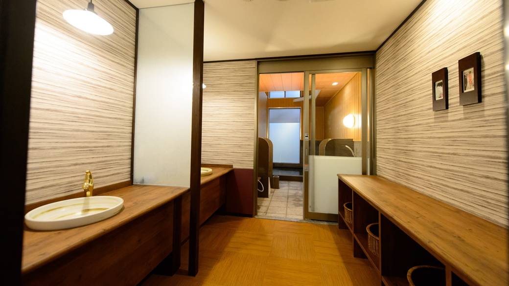 加水なしの湯畑源泉
歴史ある湯舟に浸かる / 2