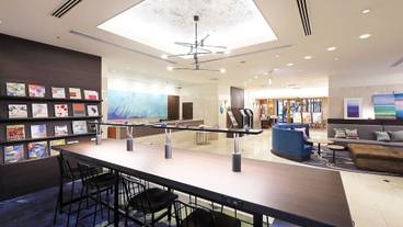 ロビーのライブラリスペース / 4