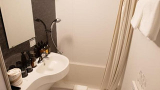 エコノミー ダブルルーム クイーンベッド 1 台