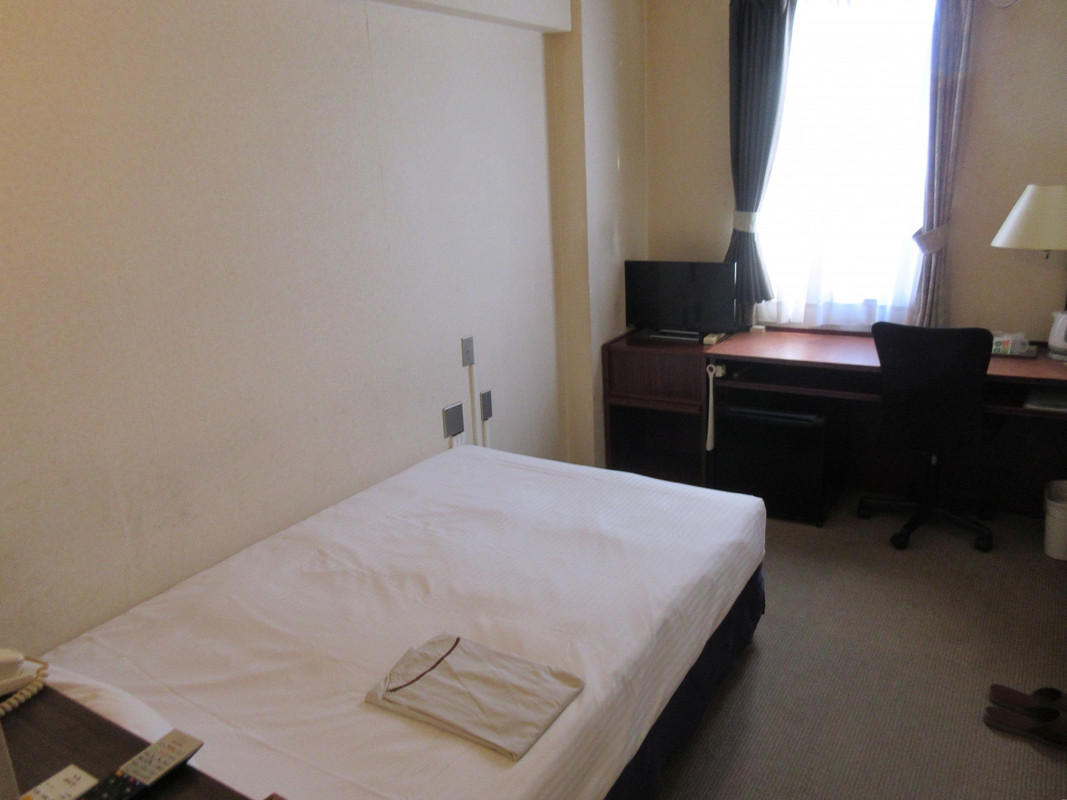 シングルベッドルームが並ぶ側の窓の下に「屋台の安兵衛」がある