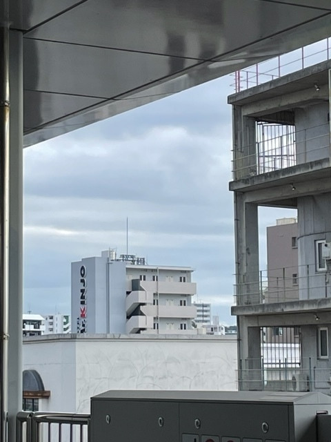 安里駅ホームからホテルが見えます